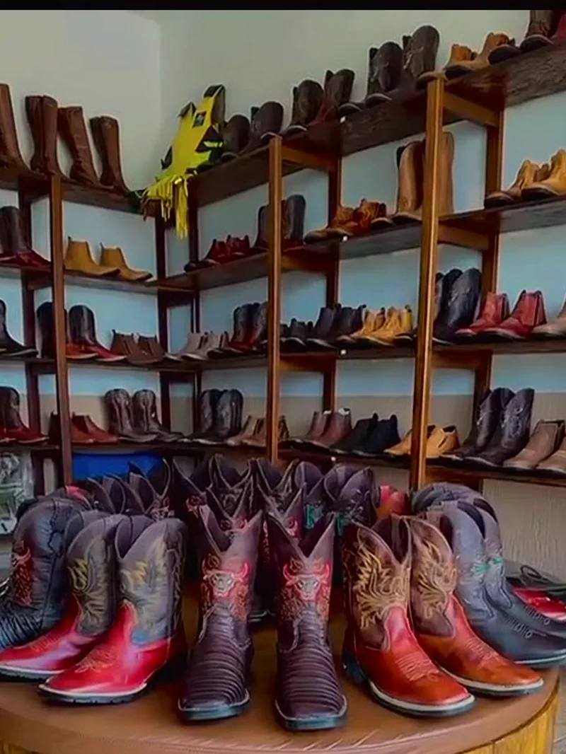 Parede de botas texanas na loja Mundo Country