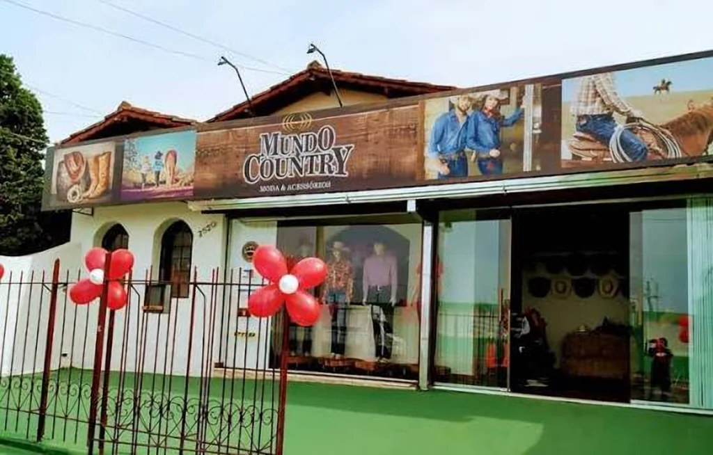 Fachada da loja Mundo Country em Araxá, com o letreiro e a vitrine